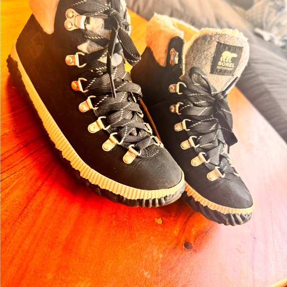 Sorel boots - Picture 3 of 5